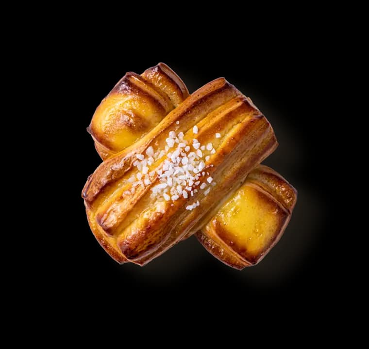 Goldbraunes Plundergebäck mit Zuckerstreuseln.